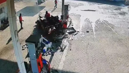 Ayağı gaza basılı kalınca traktörle pompayı yıktı