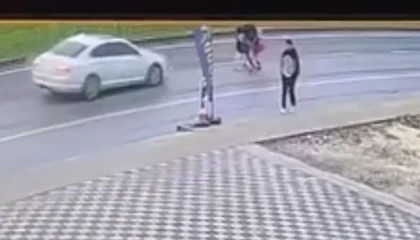 Baba ve iki çocuğunun otomobilin çarpması ile yaralandığı kaza kamerada