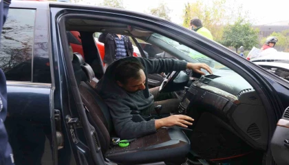 Bariyere ok gibi saplandı, sıkışan sürücüyü itfaiye çıkardı