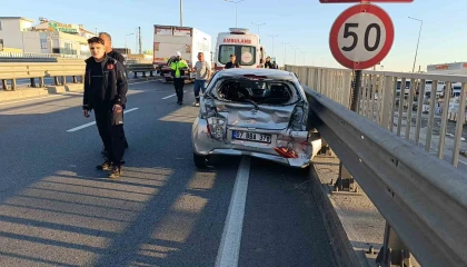 Beton mikseri otomobile arkadan çarptı: 2 yaralı