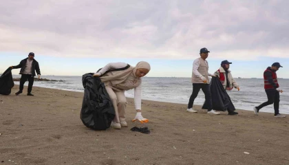 Bilim merkezini gezen gençler, Viranşehir sahilinde temizlik yaptı