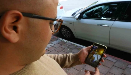 Birinci yılını tamamlayamadığı evliliğinin yıl dönümünde boşanmasını simit dağıtarak kutladı