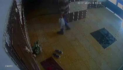 Bisiklet çalarken dikkat çekmemek için apartmana alışveriş poşetiyle girdi