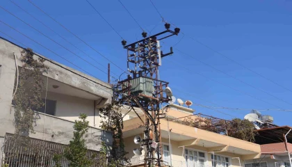 Bomba gibi patlayan trafo vatandaşları tedirgin etti