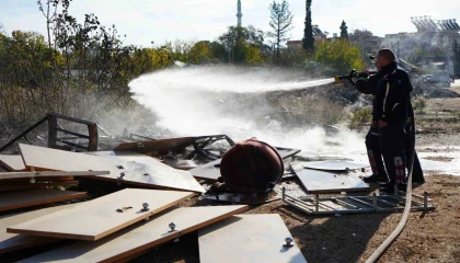 Boş arazide yanan tahta parçaları alev aldı