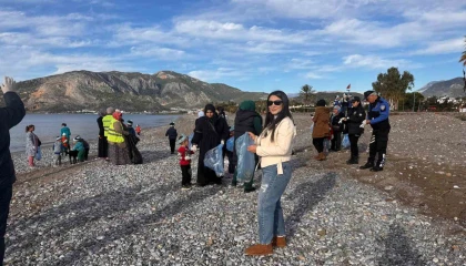 Bozyazıda öğrenciler sahil temizliği yaptı