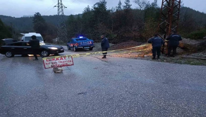 Bucakta heyelan riski: Pamucak-Sarıdere yolu trafiğe kapatıldı