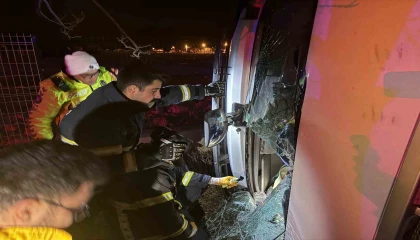 Burdur-Antalya karayolunda devrilen tırda sıkışan sürücü yaralandı