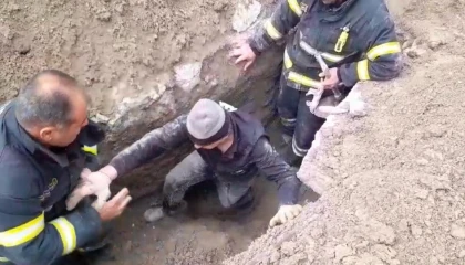 Burdurda kazdığı çukurda bacakları toprak altında sıkışan işçiyi itfaiye kurtardı