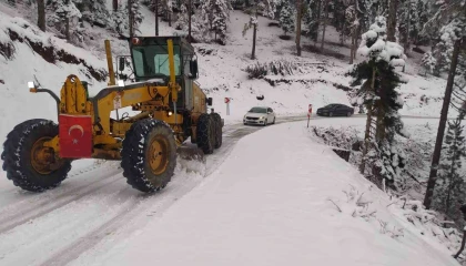 Büyükşehir Göksunda kar mücadelesini sürdürüyor