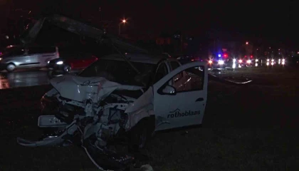 Çarptığı aydınlatma direği aracın üzerine devrildi: 2 yaralı