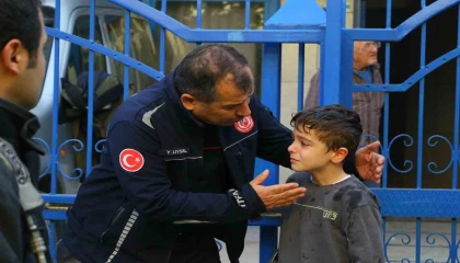 Çıkan yangında panikleyen küçük çocuğu itfaiye erleri sakinleştirdi