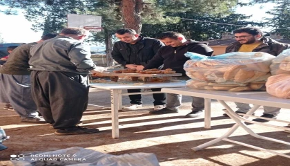 Çobandan öğrencilere sucuk ekmek ikramı