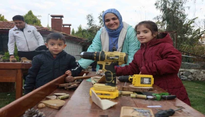Çocuklar, hayallerindeki arabaları marangozluk atölyesinde aileleriyle birlikte yaptılar