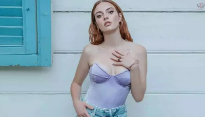 Çömelerek poz verdi! Yine dikkat çekti