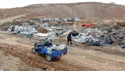 Çöpleri boş araziye atıp yakarak vatandaşın zehir solumasına neden oluyorlar