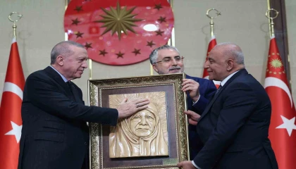 Cumhurbaşkanı Erdoğanı duygulandıran tabloyu milim milim işleyen Behzat usta 56 yıldır ahşaba şekil veriyor