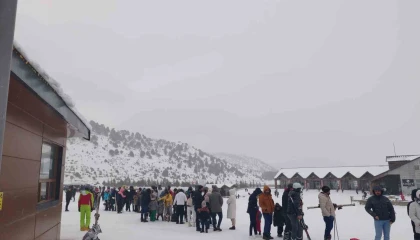 Davraz Kayak Merkezi ziyaretçi akınına uğradı