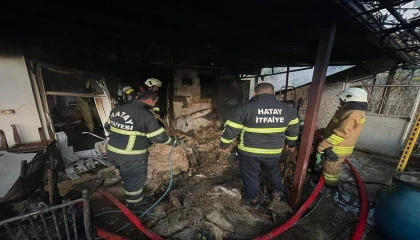 Defnede çatı katı alevlere teslim oldu