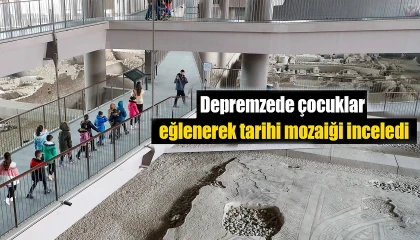 Depremzede çocuklar eğlenerek tarihi mozaiği inceledi