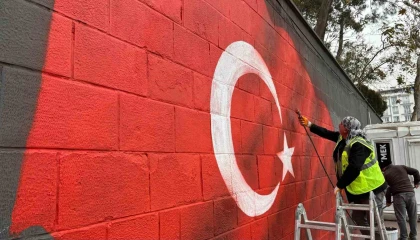 Dulkadiroğlu Belediyesinden duvar yazıları yerine Türk Bayrağı