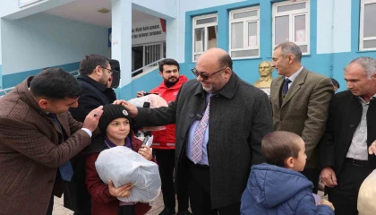 Dulkadiroğlundaki çocuklara kışlık kıyafet yardımı