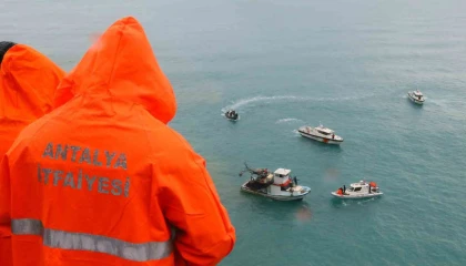 Falezden düşen otomobili bulmak için her yol deneniyor