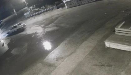 Fiat Tofaşın sulu drifti kamerada: 32 bin TL ceza yedi, iş yerinin malzemelerine çarpıp kaçtı