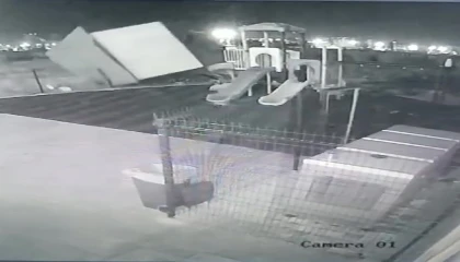 Fırtına konteyneri oyuncak gibi savurdu