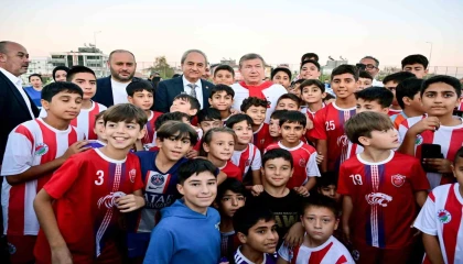 Futbolu toz toprak içinde değil, soyunma odalı çim sahada oynayacaklar