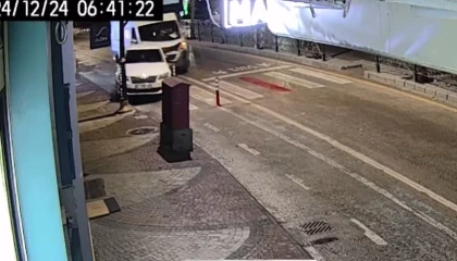 Hafif ticari araç park halindeki otomobile çarptı, ortalık savaş alanına döndü