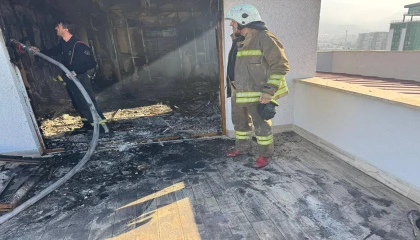 Hasarlı binadaki daire alevlere teslim oldu