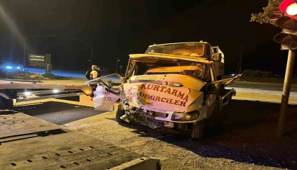 Hatayda hafriyat kamyonu ile çekici çarpıştı: 2 yaralı