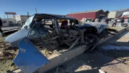 Hurdaya dönen otomobilden sağ çıktı