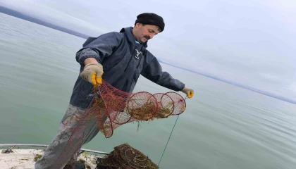 Ispartada kaçak kerevit avı denetimi: 200 sepete el konuldu