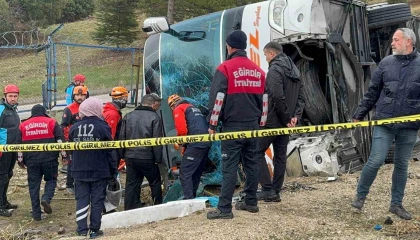 Ispartada yolcu otobüsü devrildi: 1 ölü, çok sayıda yaralı