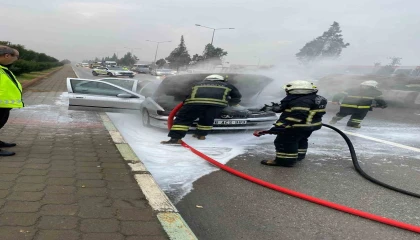 Kahramanmaraşta otomobil yangınını itfaiye söndürdü