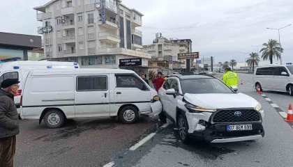 Kamyonet ile otomobil çarpıştı: 1 yaralı