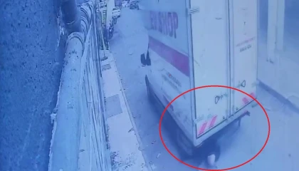 Kamyonetin yaşlı adamı ezdiği feci kaza kamerada