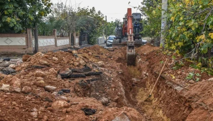 Kanal Mahallesinde Büyükşehir içme suyunu, Kepez asfaltı yeniliyor