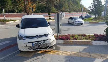 Kavşak sisteminde araçlar çarpıştı, şans eseri yaralanan olmadı