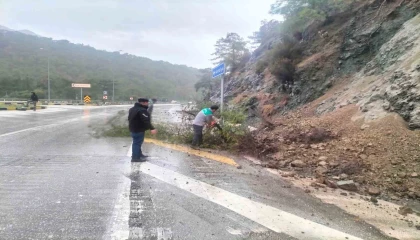 Kemerde ufak çaplı toprak kayması meydana geldi