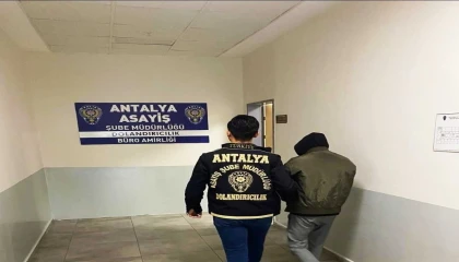 Kendisini polis ve savcı olarak tanıtarak dolandırıcılık yapan şahıs tutuklandı