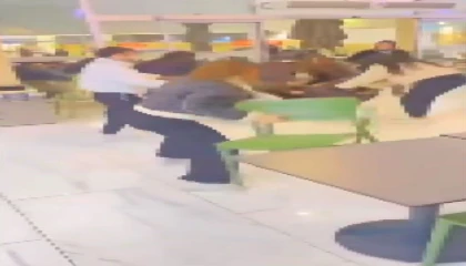 Kızlar arasında çıkan kavgada tekme, yumruk ve sandalyeler havada uçuştu