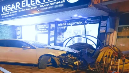 Kontrolden çıkan otomobil iş yerine daldı