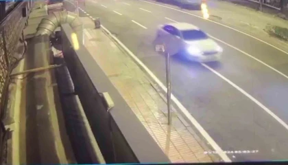 Küfürlü konuşma diye uyardığı kişiler kafeye tabancayla ateş etti