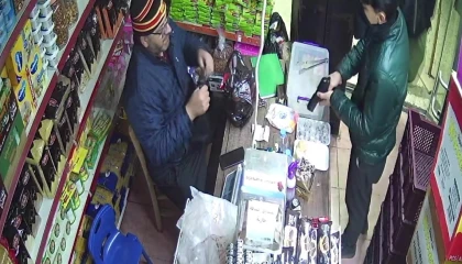 Kuyumcu silahlı soyguncuları kovaladı