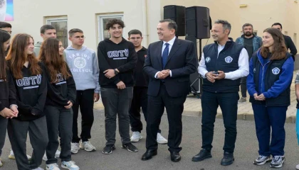 Lise öğrencilerinden Yenişehir Belediyesinin hayvan bakımevine mama bağışı