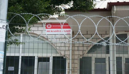 Madde bağımlıları sebebiyle camiye girmeye çekinen cemaat, cami duvarını dikenli telle çevirdi