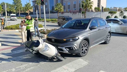 Manavgatta otomobil ile motosiklet çarpıştı: 1 yaralı